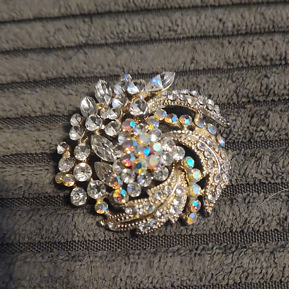 Lovely Borealis Pin / Pendant Great Condition